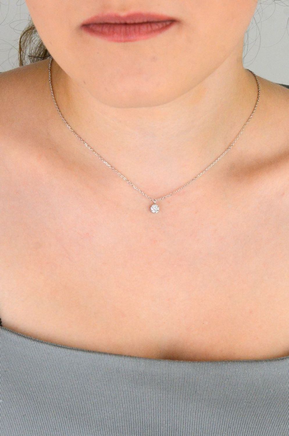 Naszyjnik srebrny DIA-NSZ-13363-925 typu celebrytka ze splotem ankier i okrągłą zawieszką zdobioną cyrkonią. Długość 42+3 cm, zawieszka 5 mm, srebro próby 925, waga 1,60 g. Subtelna elegancja.1.jpg