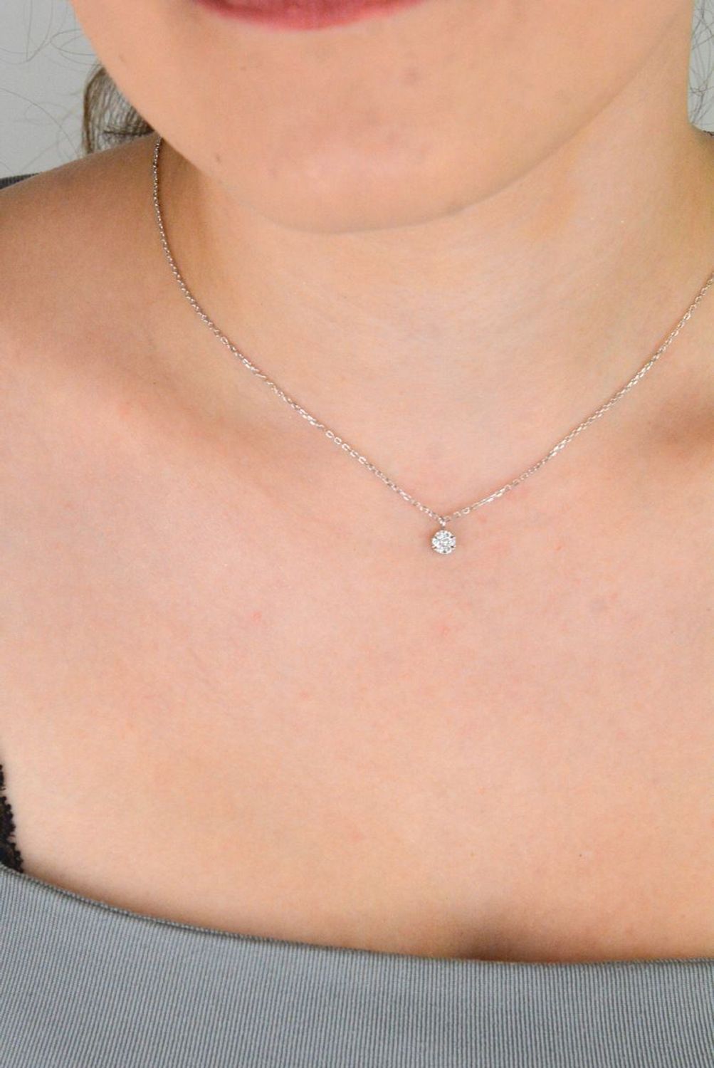 Naszyjnik srebrny DIA-NSZ-13363-925 typu celebrytka ze splotem ankier i okrągłą zawieszką zdobioną cyrkonią. Długość 42+3 cm, zawieszka 5 mm, srebro próby 925, waga 1,60 g. Subtelna elegancja.1.jpg