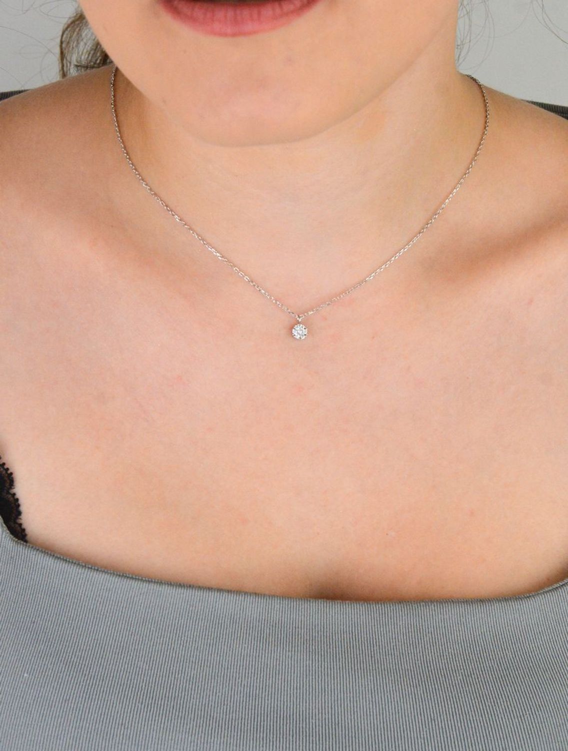 Naszyjnik srebrny DIA-NSZ-13363-925 typu celebrytka ze splotem ankier i okrągłą zawieszką zdobioną cyrkonią. Długość 42+3 cm, zawieszka 5 mm, srebro próby 925, waga 1,60 g. Subtelna elegancja.1.jpg