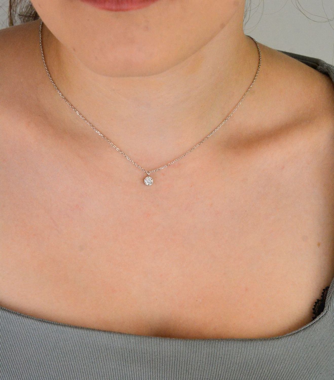 Naszyjnik srebrny DIA-NSZ-13363-925 typu celebrytka ze splotem ankier i okrągłą zawieszką zdobioną cyrkonią. Długość 42+3 cm, zawieszka 5 mm, srebro próby 925, waga 1,60 g. Subtelna elegancja.1.jpg