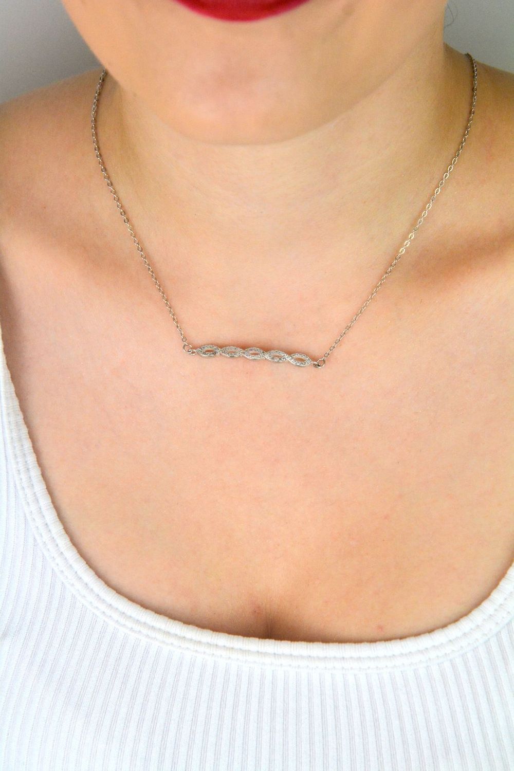 Naszyjnik damski srebrny próby 925 z zawieszką montowaną poprzecznie, zdobioną cyrkoniami. Model DIA-NSZ-13488-925, długość 41 cm + 4 cm, element ozdobny 4,0 cm x 4 mm, waga 2,91 g. 1.jpg