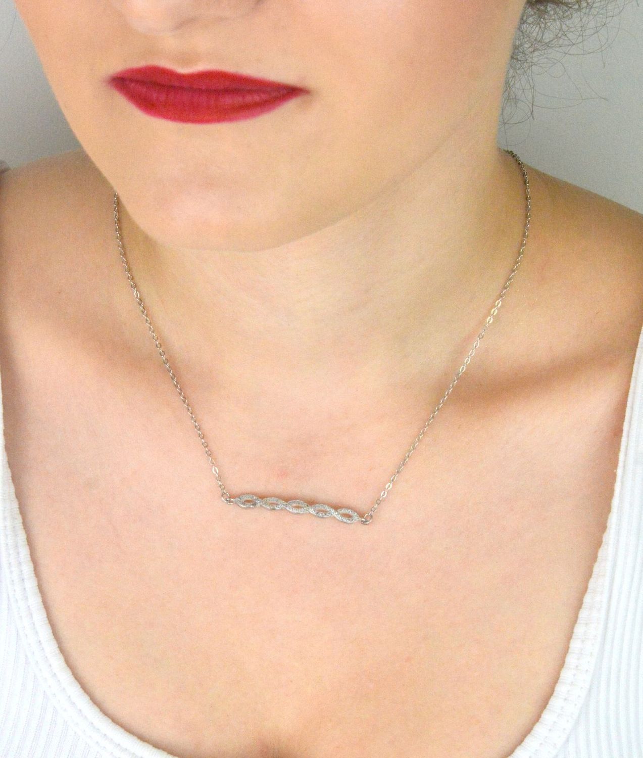 Naszyjnik damski srebrny próby 925 z zawieszką montowaną poprzecznie, zdobioną cyrkoniami. Model DIA-NSZ-13488-925, długość 41 cm + 4 cm, element ozdobny 4,0 cm x 4 mm, waga 2,91 g. 1.jpg