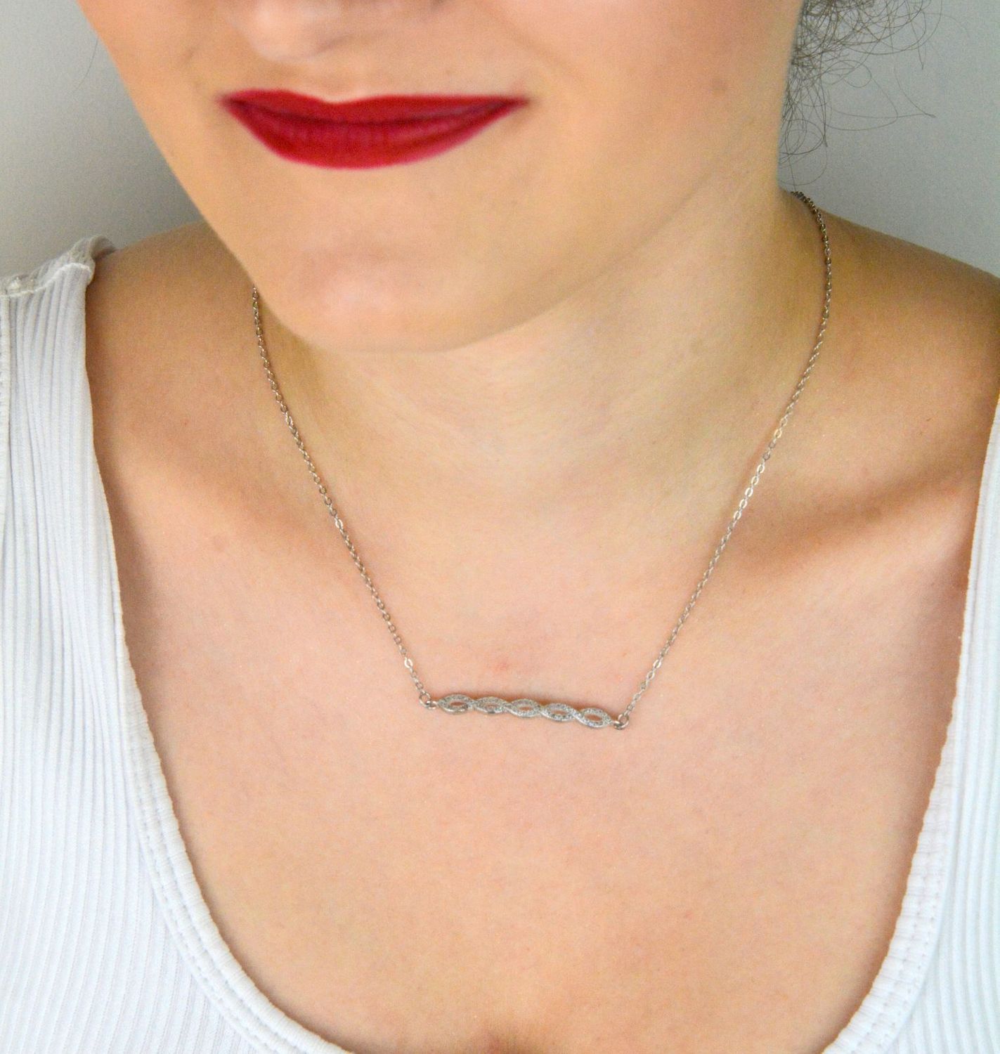 Naszyjnik damski srebrny próby 925 z zawieszką montowaną poprzecznie, zdobioną cyrkoniami. Model DIA-NSZ-13488-925, długość 41 cm + 4 cm, element ozdobny 4,0 cm x 4 mm, waga 2,91 g. 1.jpg