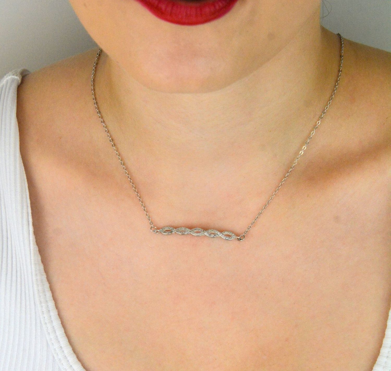 Naszyjnik damski srebrny próby 925 z zawieszką montowaną poprzecznie, zdobioną cyrkoniami. Model DIA-NSZ-13488-925, długość 41 cm + 4 cm, element ozdobny 4,0 cm x 4 mm, waga 2,91 g. 1.jpg