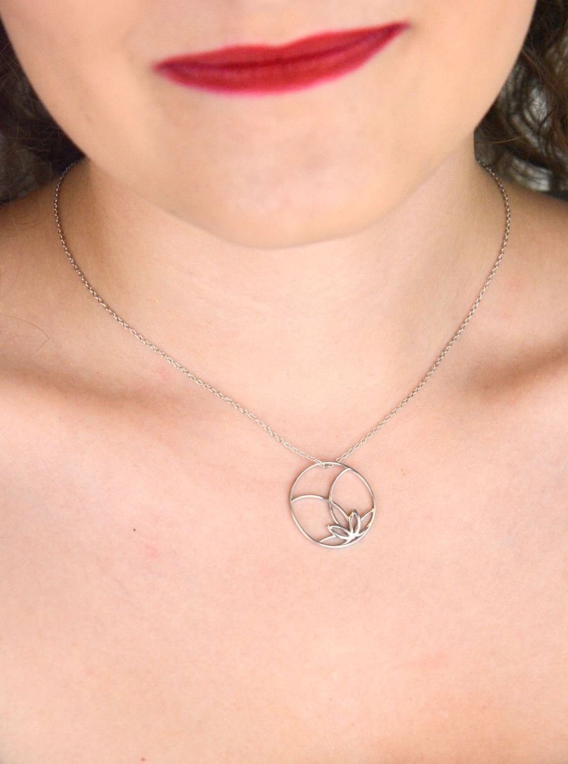 Subtelny naszyjnik celebrytka z wiszącym kółeczkiem ze srebra próby 925. Minimalistyczna biżuteria na co dzień i na prezent. Model DIA-NSZ-13495-925 – zobacz więcej!1.jpg