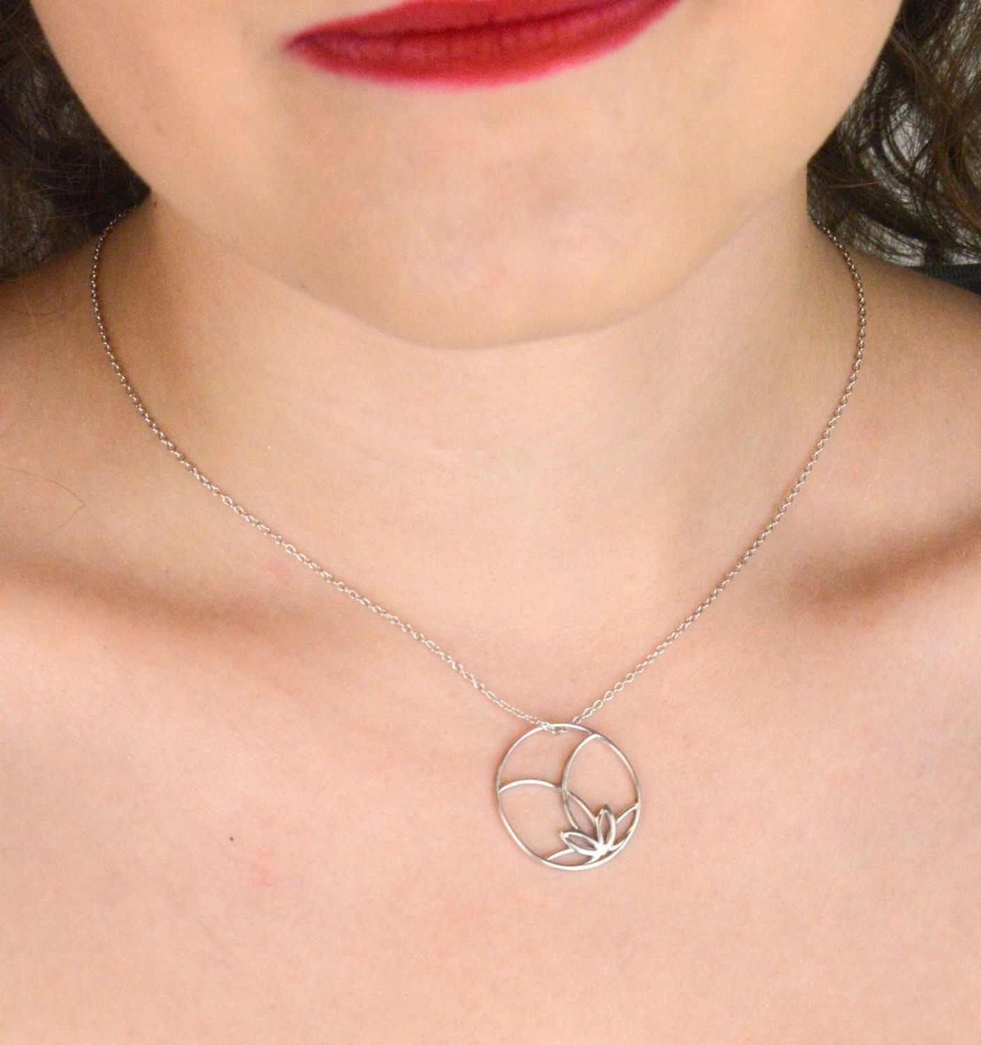 Subtelny naszyjnik celebrytka z wiszącym kółeczkiem ze srebra próby 925. Minimalistyczna biżuteria na co dzień i na prezent. Model DIA-NSZ-13495-925 – zobacz więcej!1.jpg