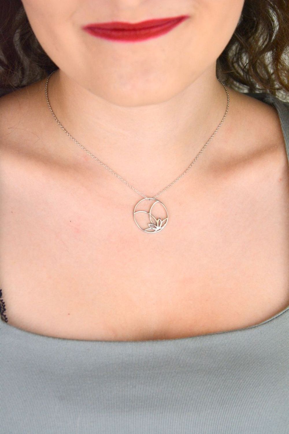 Subtelny naszyjnik celebrytka z wiszącym kółeczkiem ze srebra próby 925. Minimalistyczna biżuteria na co dzień i na prezent. Model DIA-NSZ-13495-925 – zobacz więcej!1.jpg