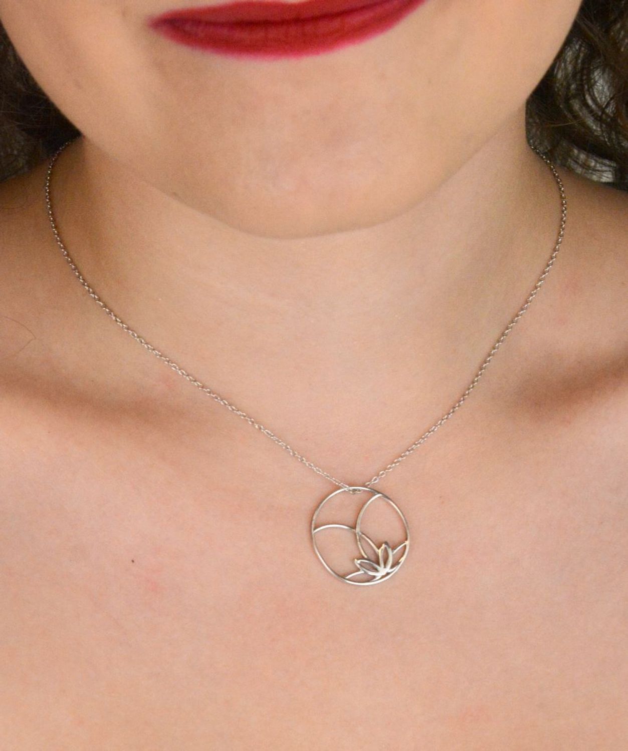 Subtelny naszyjnik celebrytka z wiszącym kółeczkiem ze srebra próby 925. Minimalistyczna biżuteria na co dzień i na prezent. Model DIA-NSZ-13495-925 – zobacz więcej!1.jpg