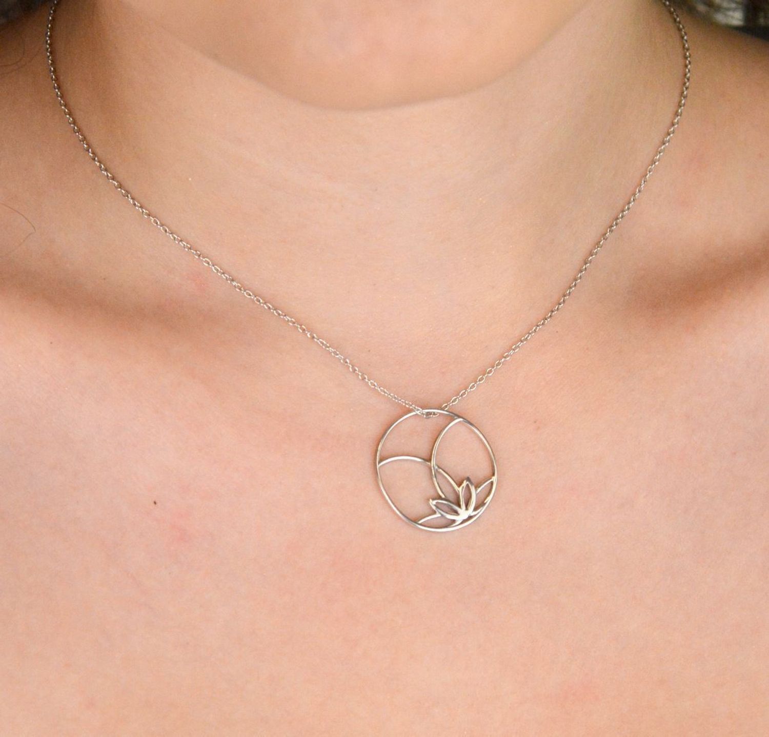 Subtelny naszyjnik celebrytka z wiszącym kółeczkiem ze srebra próby 925. Minimalistyczna biżuteria na co dzień i na prezent. Model DIA-NSZ-13495-925 – zobacz więcej!1.jpg