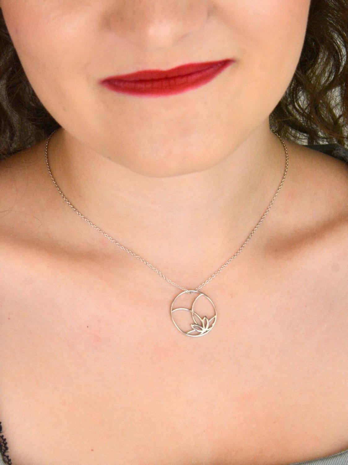 Subtelny naszyjnik celebrytka z wiszącym kółeczkiem ze srebra próby 925. Minimalistyczna biżuteria na co dzień i na prezent. Model DIA-NSZ-13495-925 – zobacz więcej!1.jpg