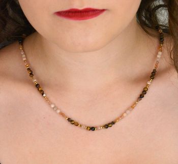 Srebrny naszyjnik 925 z kamieniem słonecznym i tygrysim okiem w beżowo-brązowych odcieniach. Długość 45+2 cm, naturalne kamienie 2–4 mm, zapięcie na karabińczyk (1).JPG