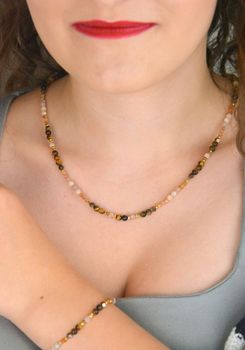 Srebrny naszyjnik 925 z kamieniem słonecznym i tygrysim okiem w beżowo-brązowych odcieniach. Długość 45+2 cm, naturalne kamienie 2–4 mm, zapięcie na karabińczyk (4).JPG