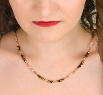 Srebrny naszyjnik 925 z kamieniem słonecznym i tygrysim okiem w beżowo-brązowych odcieniach. Długość 45+2 cm, naturalne kamienie 2–4 mm, zapięcie na karabińczyk (5).JPG