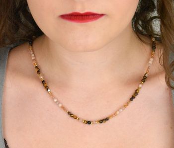 Srebrny naszyjnik 925 z kamieniem słonecznym i tygrysim okiem w beżowo-brązowych odcieniach. Długość 45+2 cm, naturalne kamienie 2–4 mm, zapięcie na karabińczyk (6).JPG