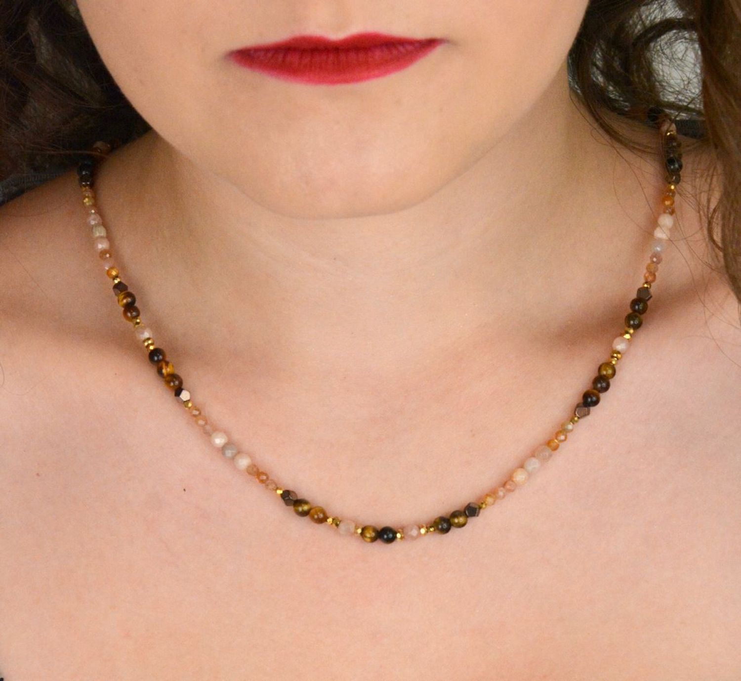 Srebrny naszyjnik 925 z kamieniem słonecznym i tygrysim okiem w beżowo-brązowych odcieniach. Długość 45+2 cm, naturalne kamienie 2–4 mm, zapięcie na karabińczyk.1.jpg