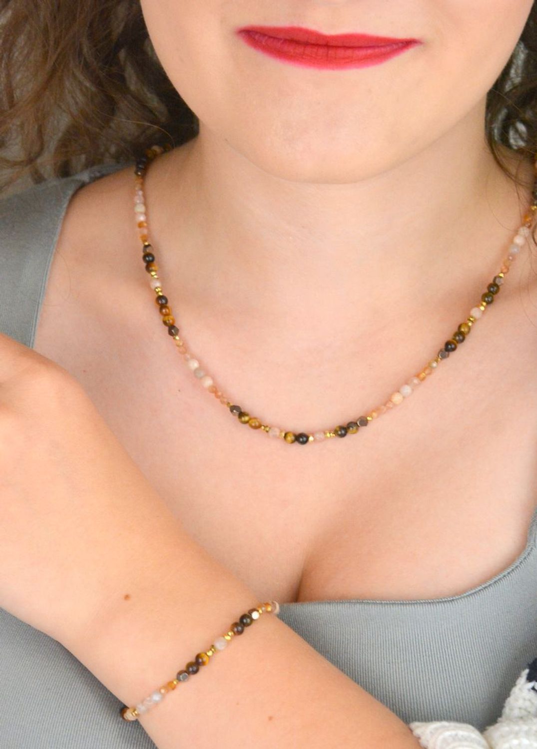 Srebrny naszyjnik 925 z kamieniem słonecznym i tygrysim okiem w beżowo-brązowych odcieniach. Długość 45+2 cm, naturalne kamienie 2–4 mm, zapięcie na karabińczyk.1.jpg