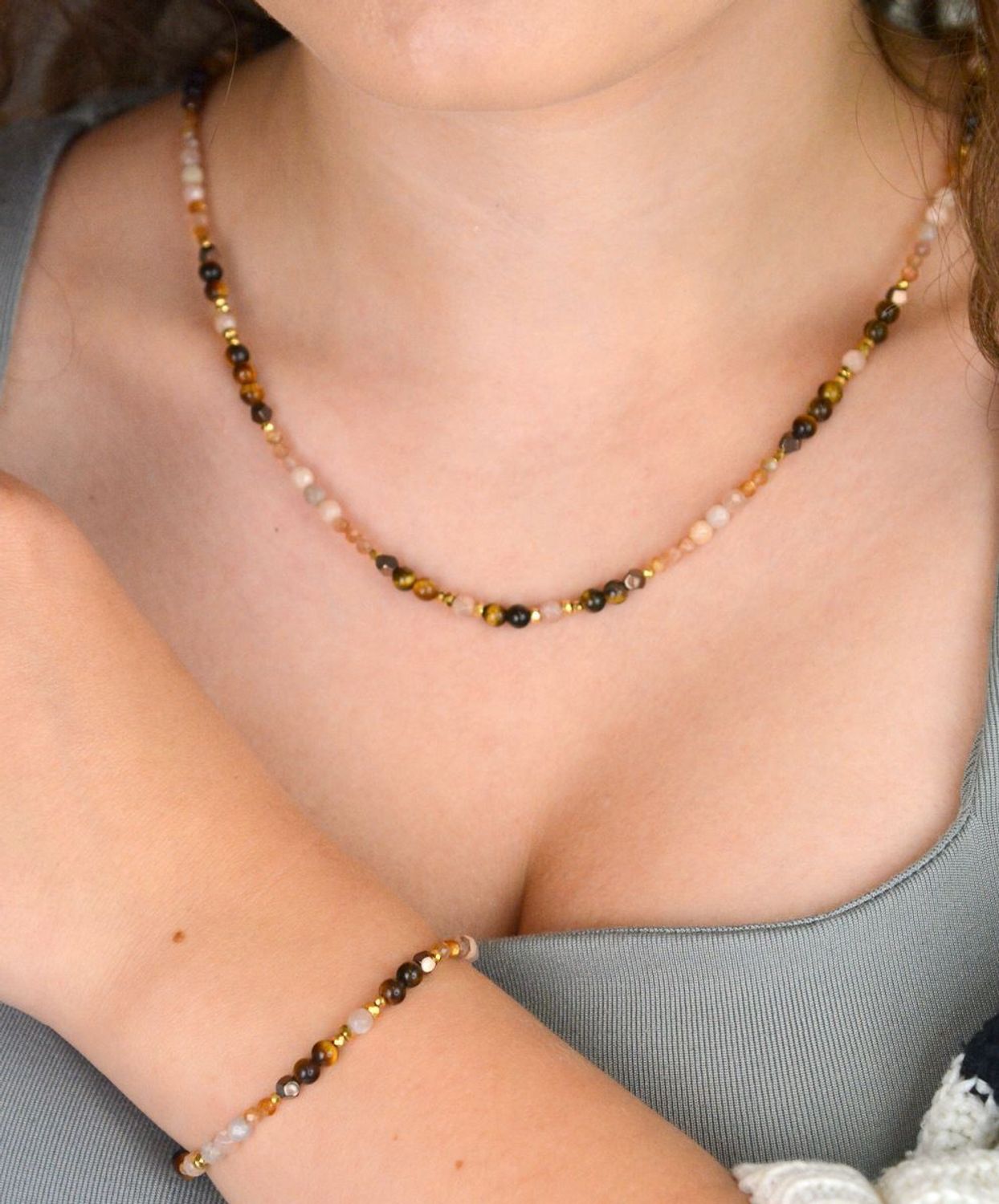 Srebrny naszyjnik 925 z kamieniem słonecznym i tygrysim okiem w beżowo-brązowych odcieniach. Długość 45+2 cm, naturalne kamienie 2–4 mm, zapięcie na karabińczyk.1.jpg