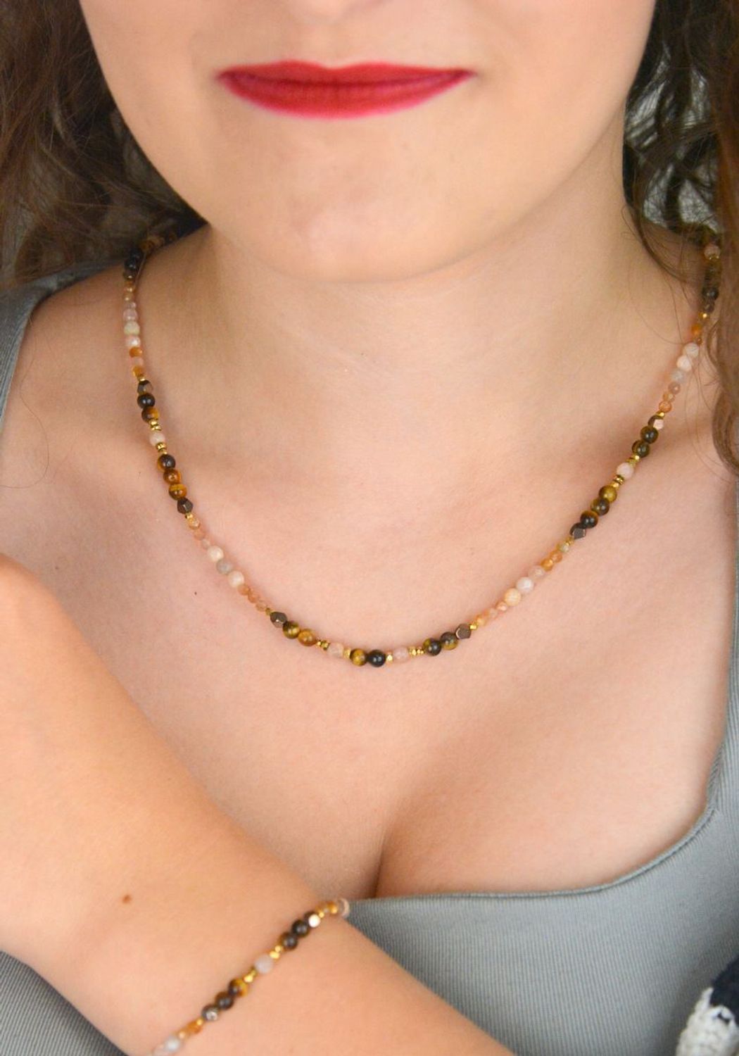 Srebrny naszyjnik 925 z kamieniem słonecznym i tygrysim okiem w beżowo-brązowych odcieniach. Długość 45+2 cm, naturalne kamienie 2–4 mm, zapięcie na karabińczyk.1.jpg