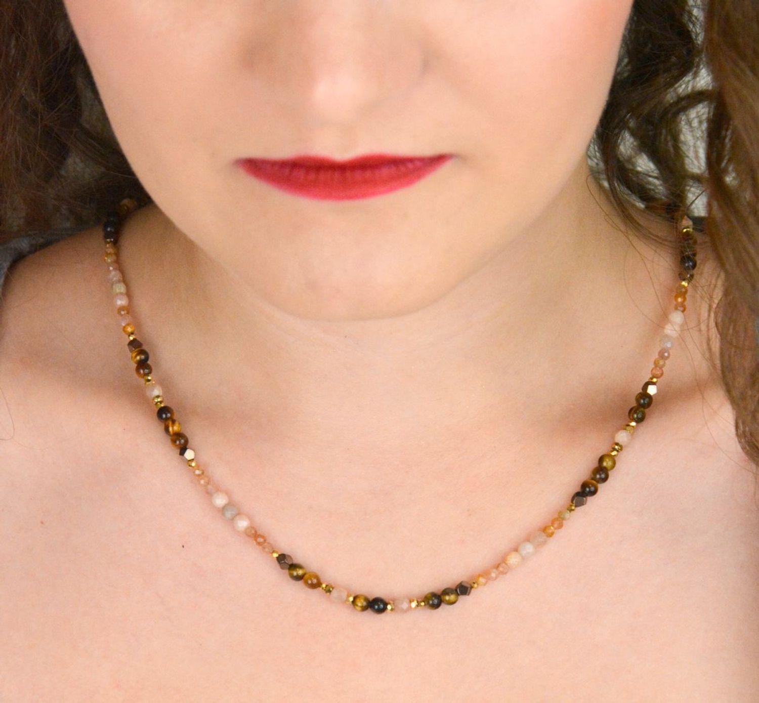 Srebrny naszyjnik 925 z kamieniem słonecznym i tygrysim okiem w beżowo-brązowych odcieniach. Długość 45+2 cm, naturalne kamienie 2–4 mm, zapięcie na karabińczyk.1.jpg