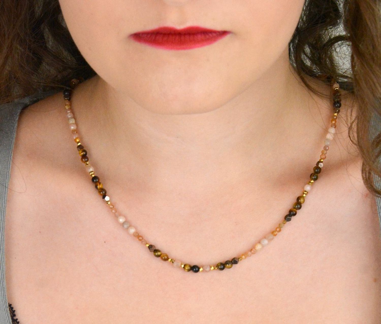 Srebrny naszyjnik 925 z kamieniem słonecznym i tygrysim okiem w beżowo-brązowych odcieniach. Długość 45+2 cm, naturalne kamienie 2–4 mm, zapięcie na karabińczyk.1.jpg