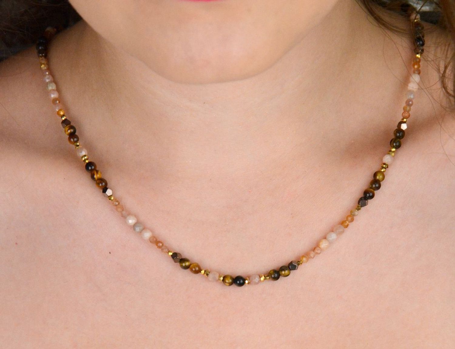 Srebrny naszyjnik 925 z kamieniem słonecznym i tygrysim okiem w beżowo-brązowych odcieniach. Długość 45+2 cm, naturalne kamienie 2–4 mm, zapięcie na karabińczyk.1.jpg