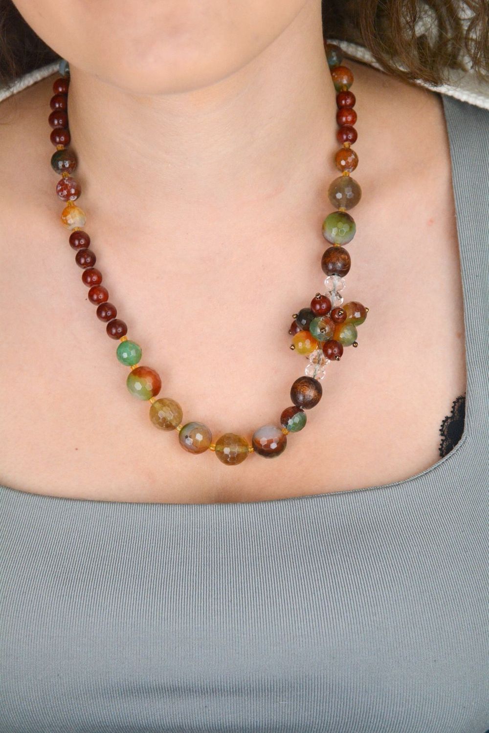 Naszyjnik srebrny próby 925 z naturalnymi kamieniami agatem i jadeitem. Klasyczny styl i wyjątkowa elegancja. Zapięcie na karabińczyk.1.jpg