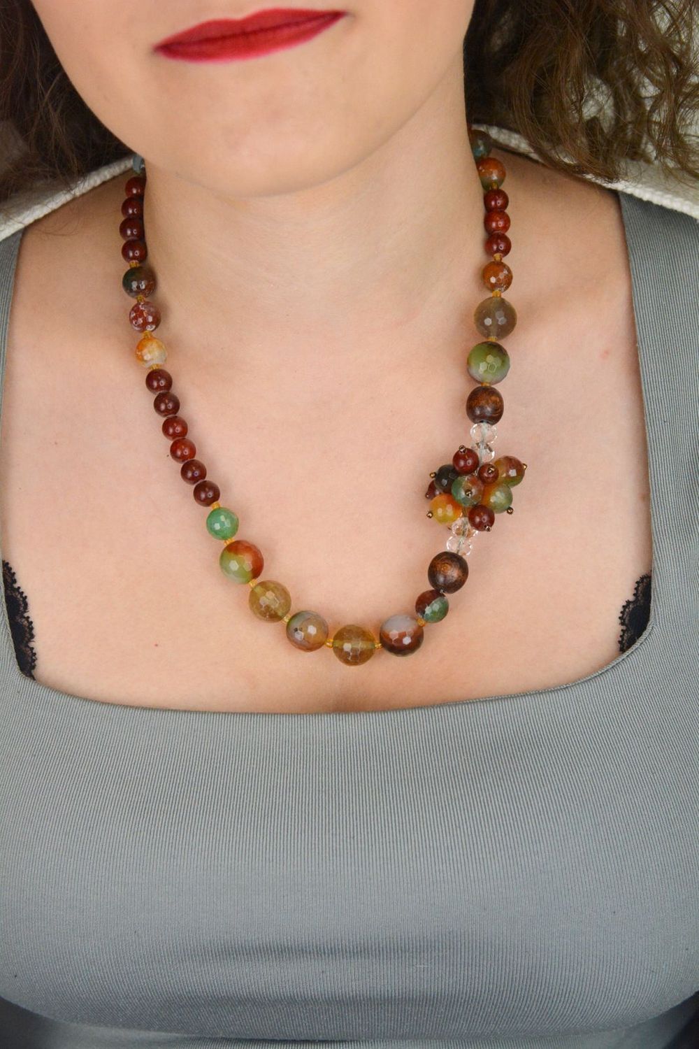 Naszyjnik srebrny próby 925 z naturalnymi kamieniami agatem i jadeitem. Klasyczny styl i wyjątkowa elegancja. Zapięcie na karabińczyk.1.jpg