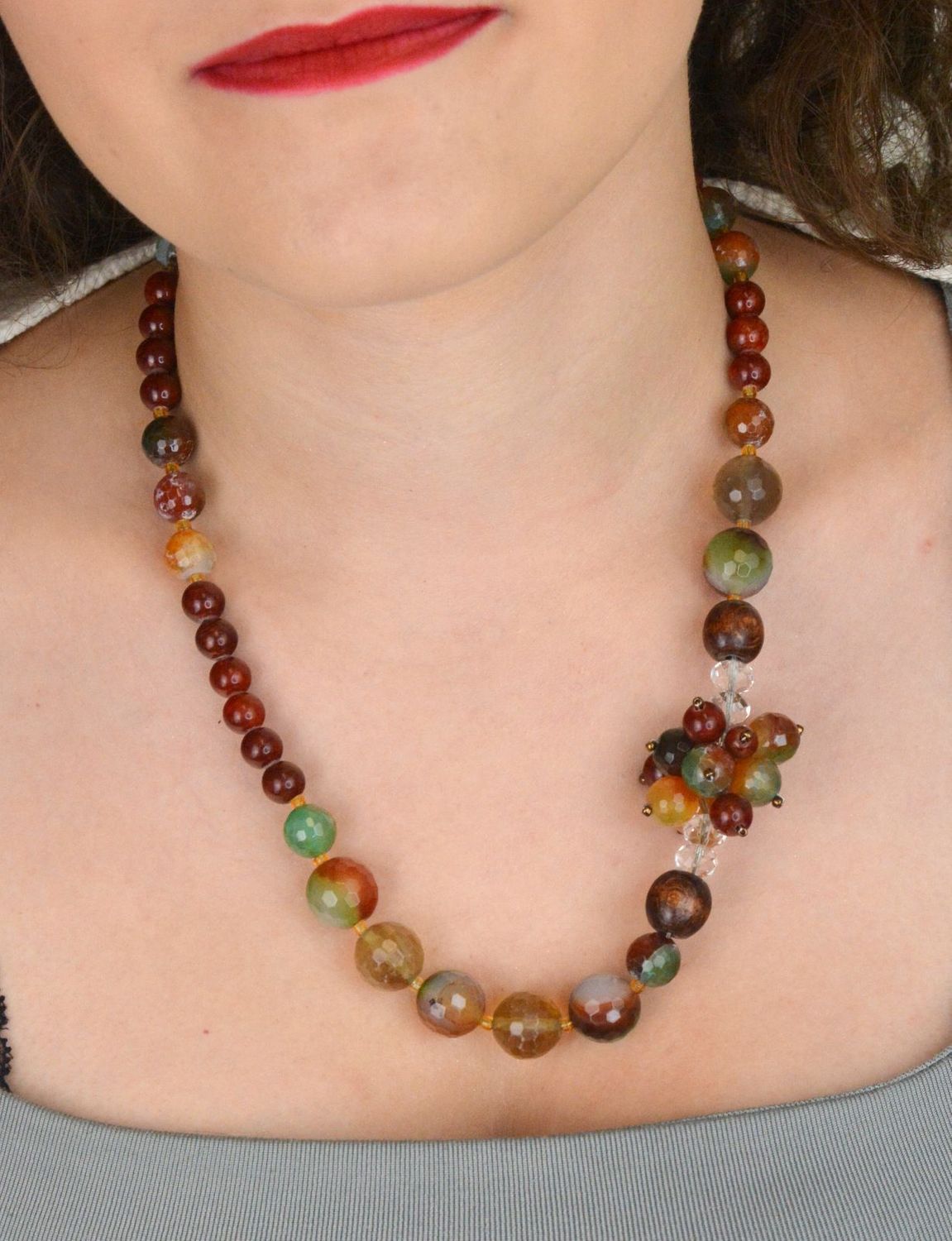 Naszyjnik srebrny próby 925 z naturalnymi kamieniami agatem i jadeitem. Klasyczny styl i wyjątkowa elegancja. Zapięcie na karabińczyk.1.jpg