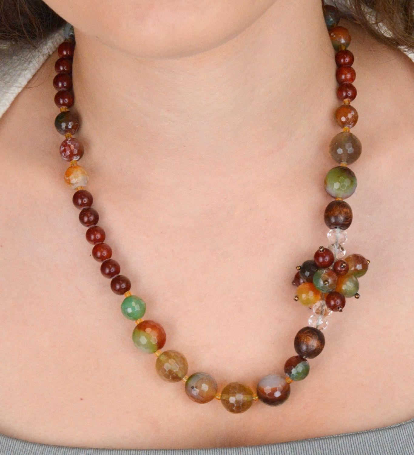 Naszyjnik srebrny próby 925 z naturalnymi kamieniami agatem i jadeitem. Klasyczny styl i wyjątkowa elegancja. Zapięcie na karabińczyk.1.jpg