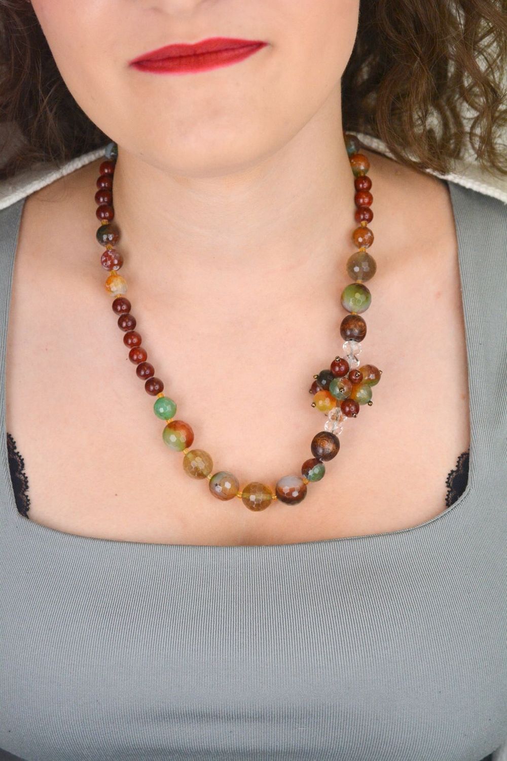 Naszyjnik srebrny próby 925 z naturalnymi kamieniami agatem i jadeitem. Klasyczny styl i wyjątkowa elegancja. Zapięcie na karabińczyk.1.jpg