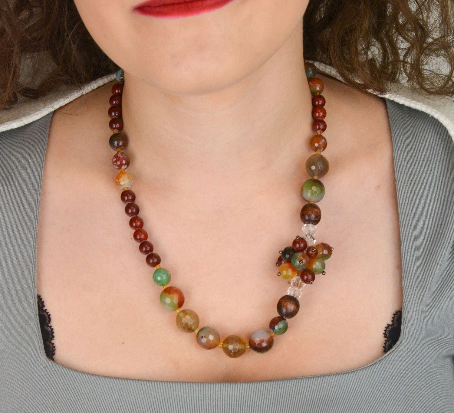 Naszyjnik srebrny próby 925 z naturalnymi kamieniami agatem i jadeitem. Klasyczny styl i wyjątkowa elegancja. Zapięcie na karabińczyk.1.jpg