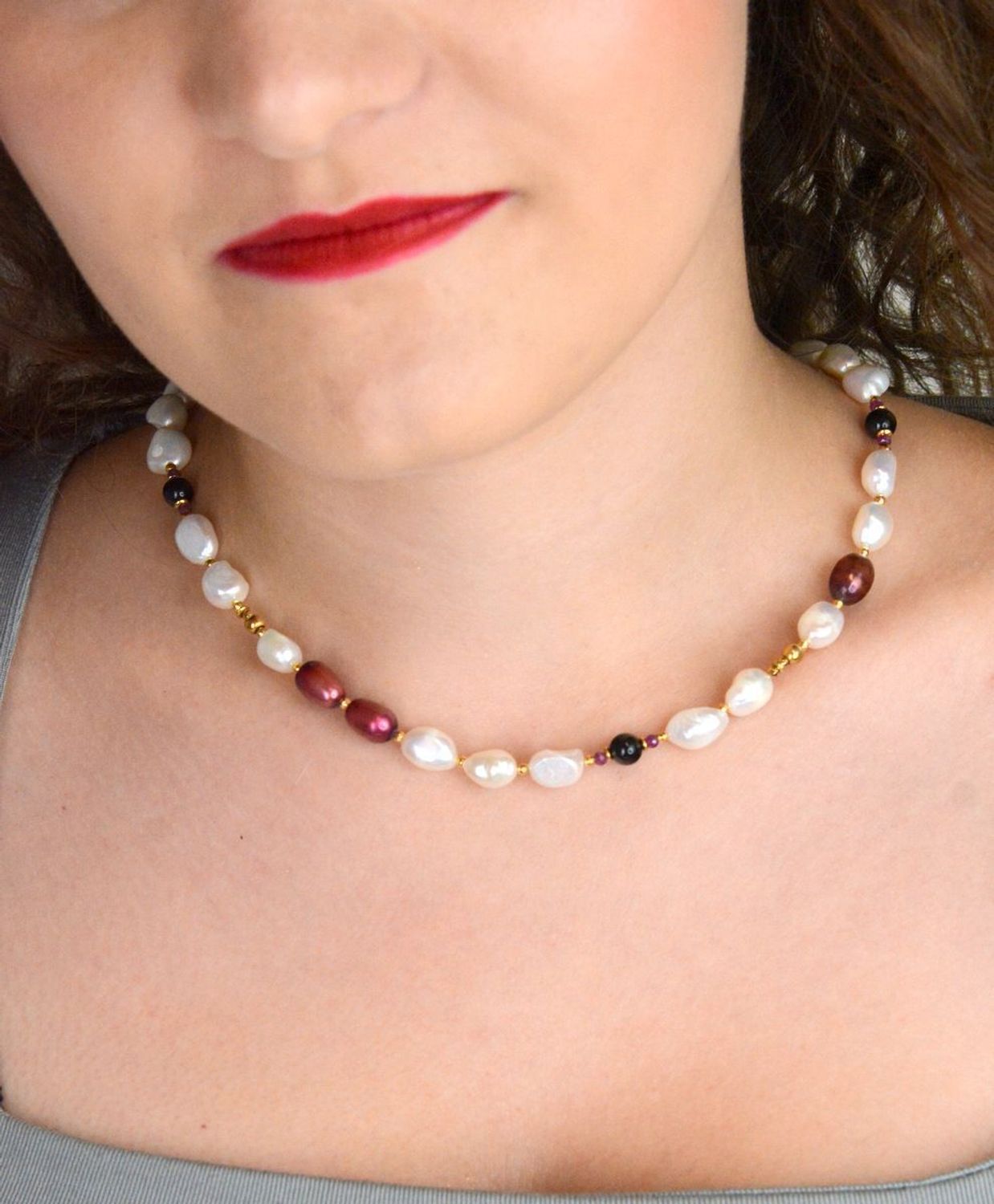 Elegancki naszyjnik srebrny próby 925, pozłacany, z perłą, rubinem i agatem. Długość 41 + 3 cm. Kamienie 3–10 mm. Ręcznie wykonana biżuteria naturalna.1.jpg