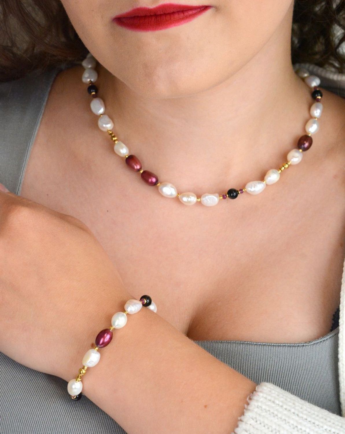 Elegancki naszyjnik srebrny próby 925, pozłacany, z perłą, rubinem i agatem. Długość 41 + 3 cm. Kamienie 3–10 mm. Ręcznie wykonana biżuteria naturalna.1.jpg