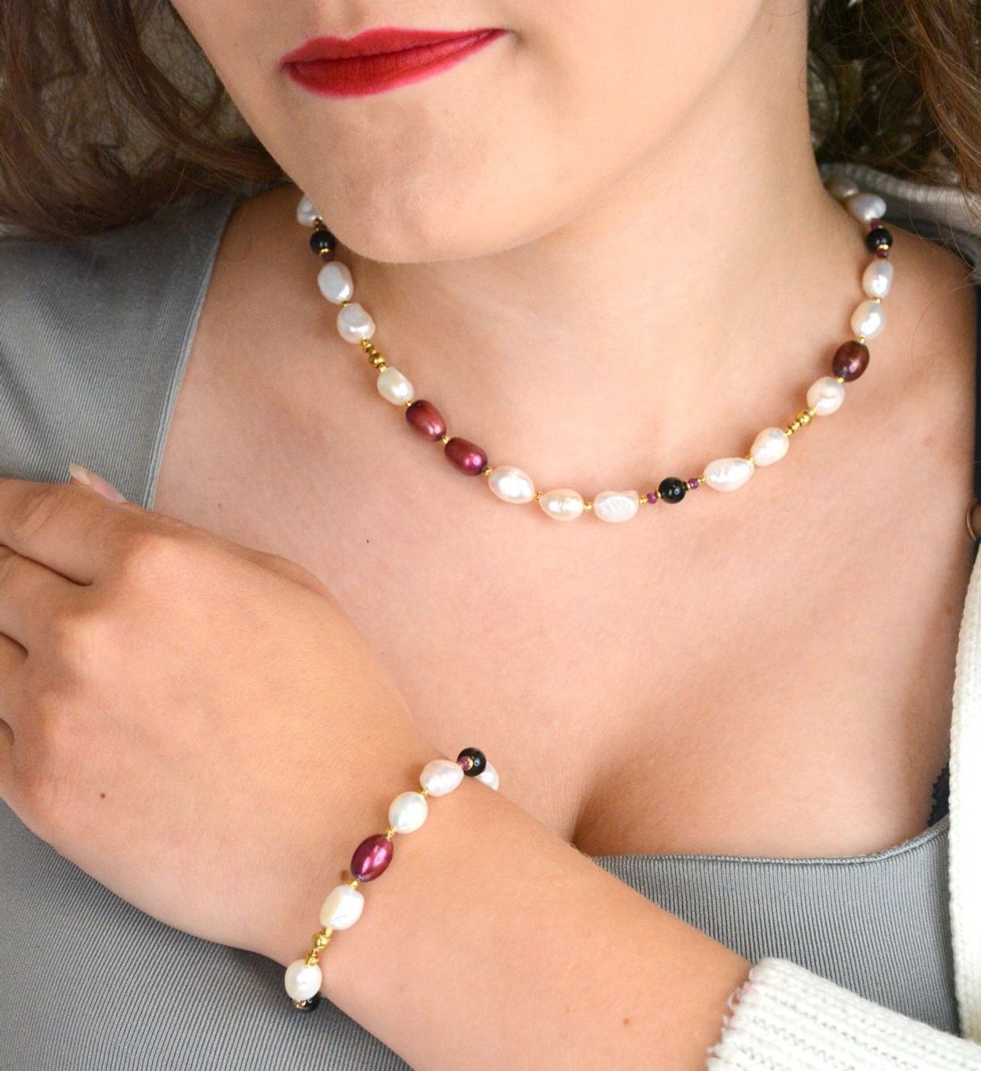 Elegancki naszyjnik srebrny próby 925, pozłacany, z perłą, rubinem i agatem. Długość 41 + 3 cm. Kamienie 3–10 mm. Ręcznie wykonana biżuteria naturalna.1.jpg