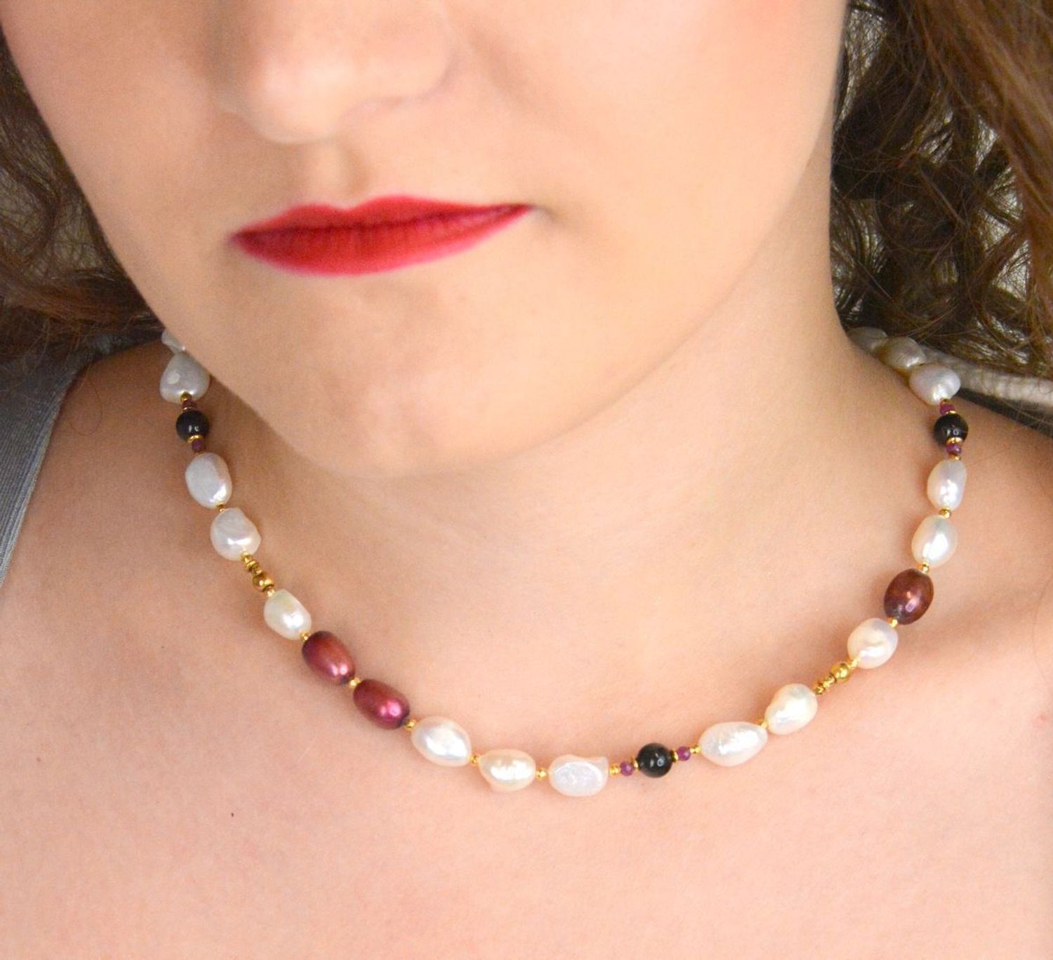 Elegancki naszyjnik srebrny próby 925, pozłacany, z perłą, rubinem i agatem. Długość 41 + 3 cm. Kamienie 3–10 mm. Ręcznie wykonana biżuteria naturalna.1.jpg