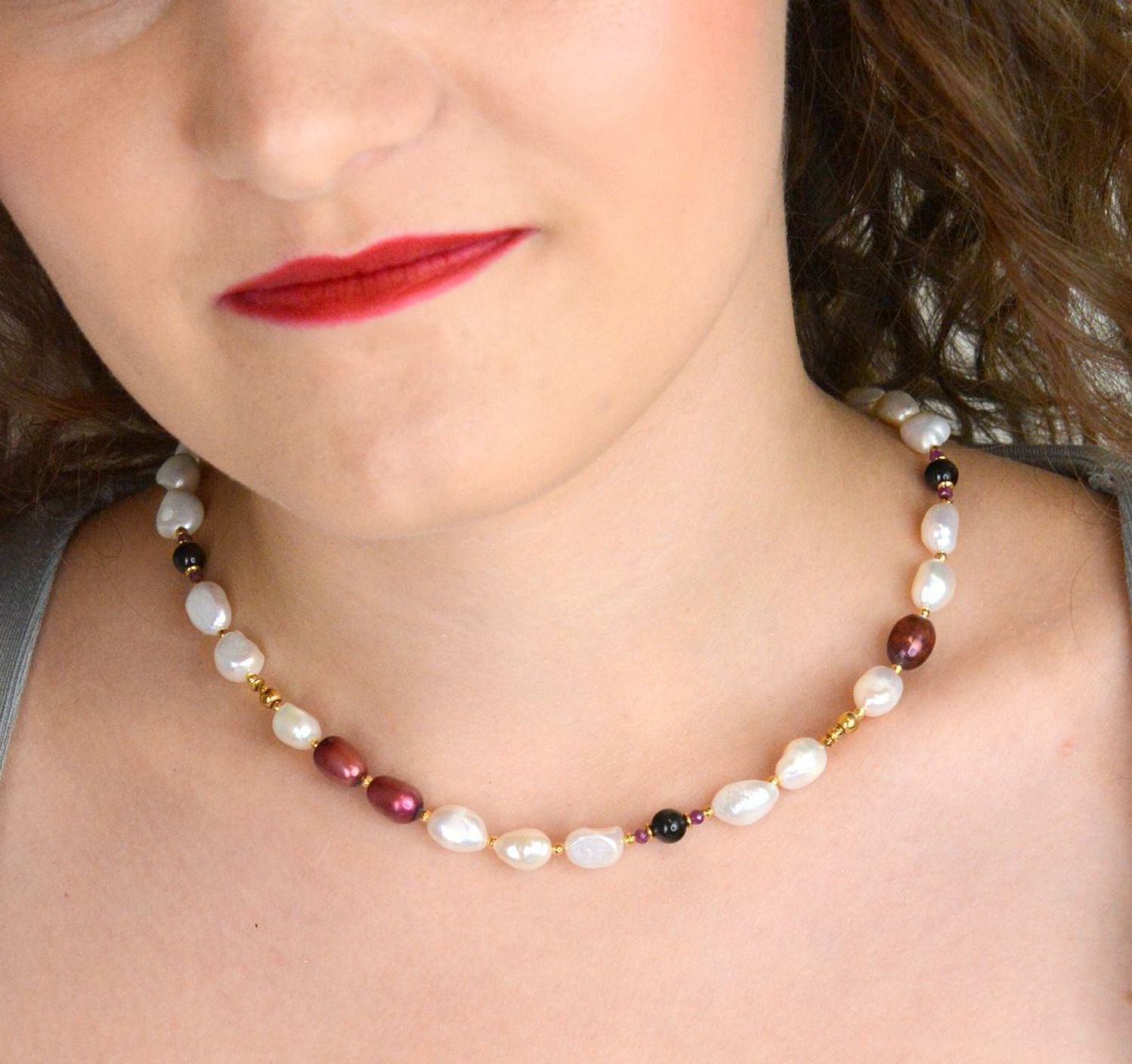 Elegancki naszyjnik srebrny próby 925, pozłacany, z perłą, rubinem i agatem. Długość 41 + 3 cm. Kamienie 3–10 mm. Ręcznie wykonana biżuteria naturalna.1.jpg