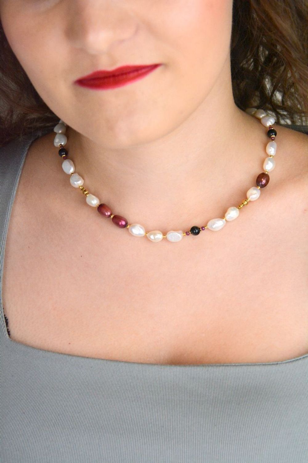 Elegancki naszyjnik srebrny próby 925, pozłacany, z perłą, rubinem i agatem. Długość 41 + 3 cm. Kamienie 3–10 mm. Ręcznie wykonana biżuteria naturalna.1.jpg