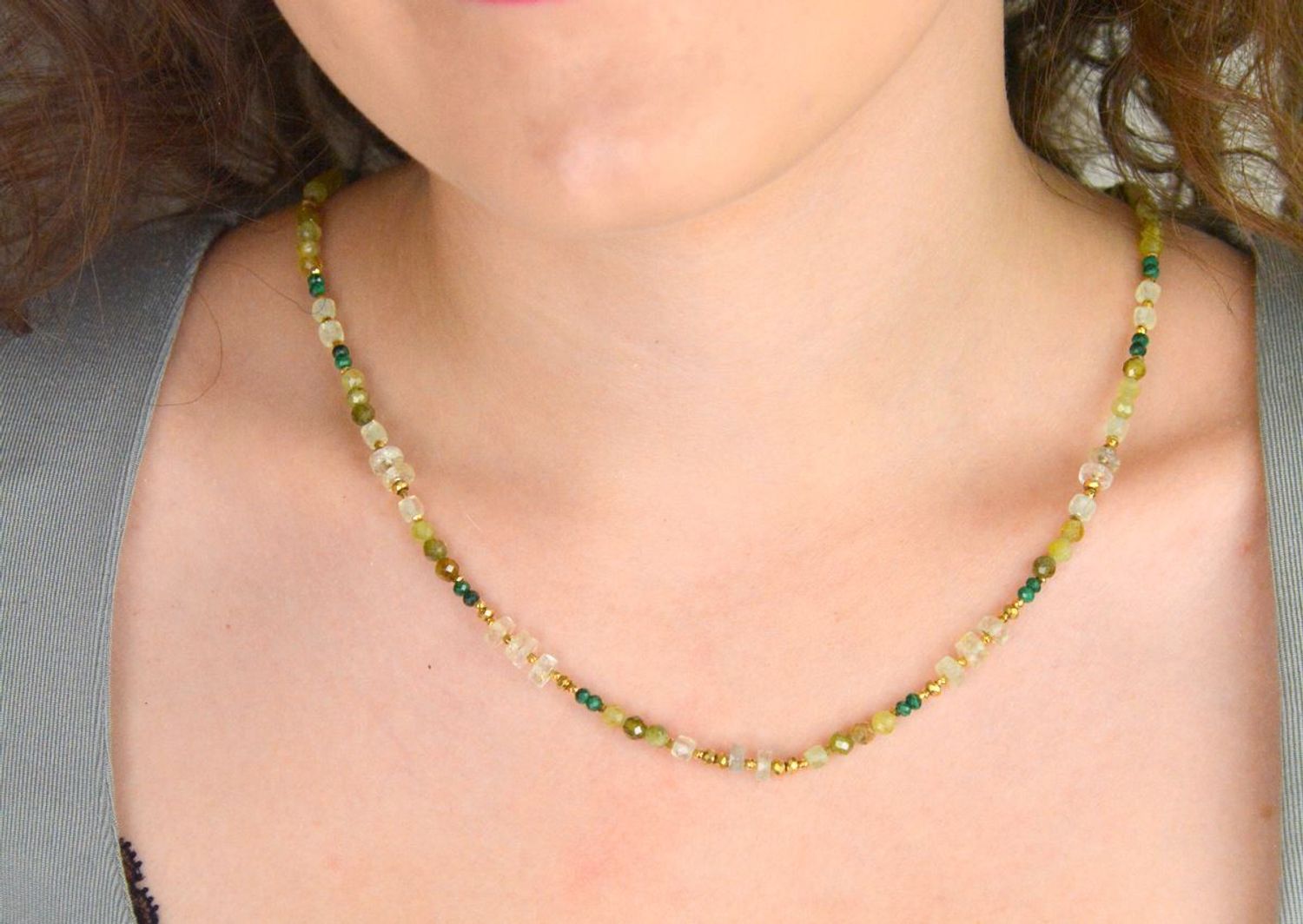 Damski naszyjnik srebrny próba 925 ozdobiony naturalnymi kamieniami prehnit, grossular i akwamaryn zielony. Długość 45+2 cm, waga 11 g, zapięcie na karabińczyk.1.jpg