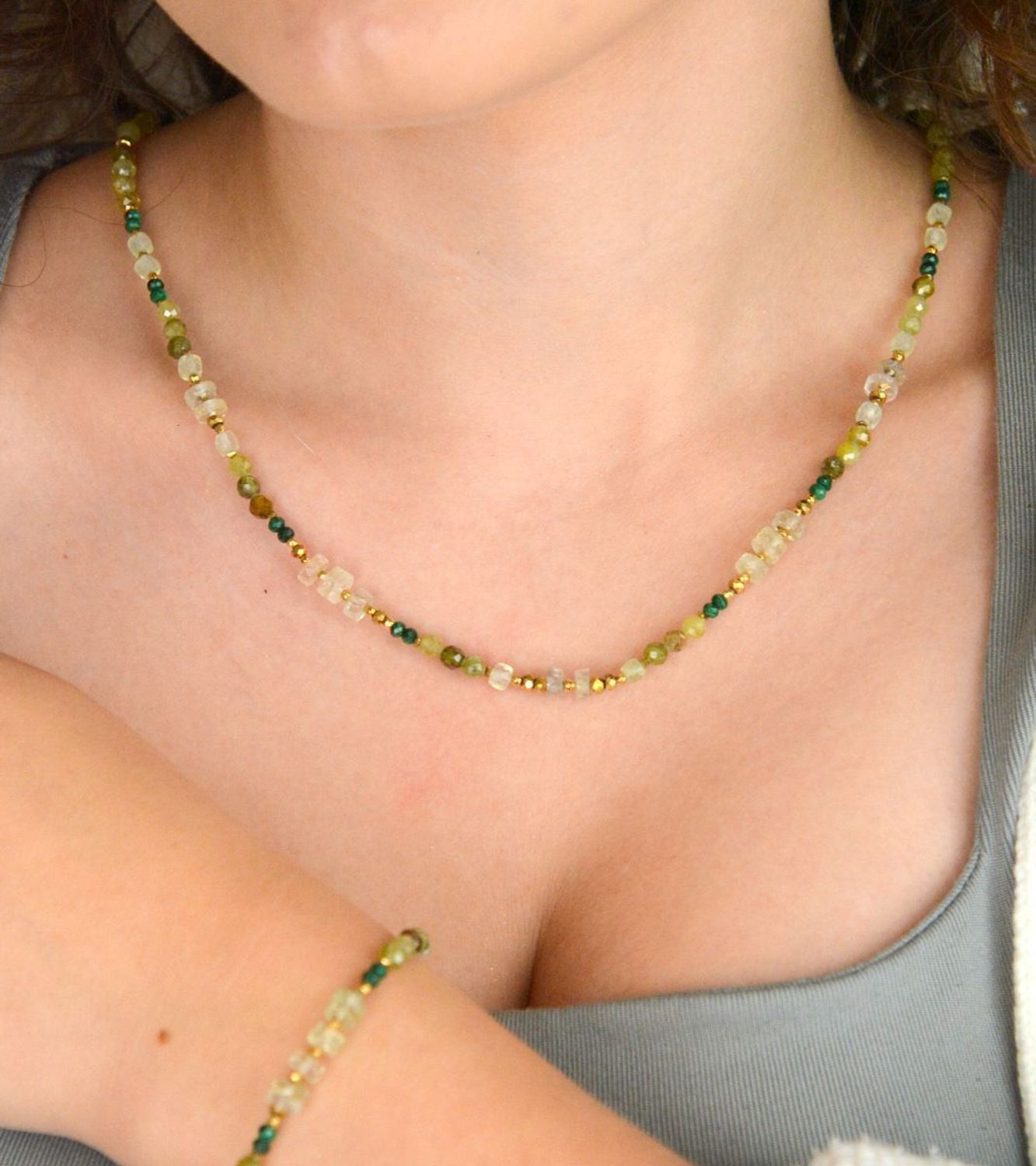 Damski naszyjnik srebrny próba 925 ozdobiony naturalnymi kamieniami prehnit, grossular i akwamaryn zielony. Długość 45+2 cm, waga 11 g, zapięcie na karabińczyk.1.jpg