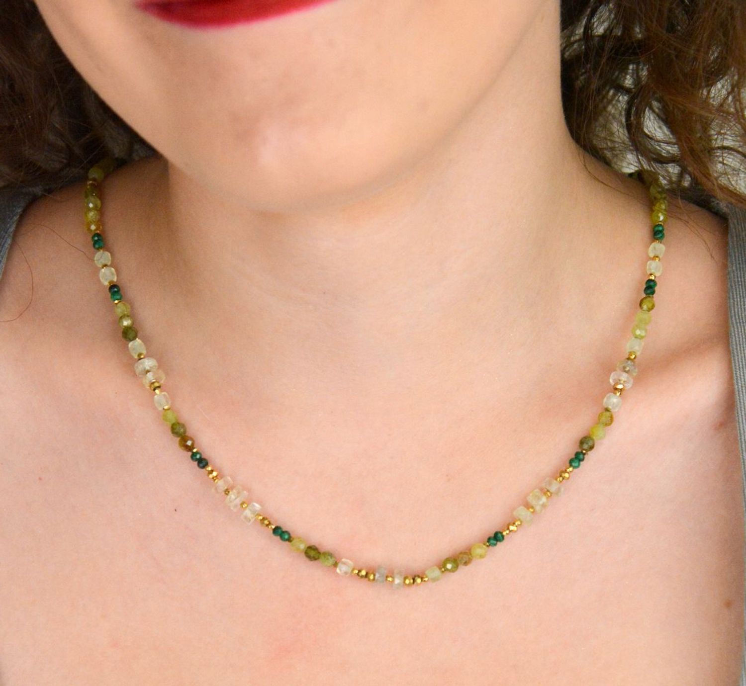 Damski naszyjnik srebrny próba 925 ozdobiony naturalnymi kamieniami prehnit, grossular i akwamaryn zielony. Długość 45+2 cm, waga 11 g, zapięcie na karabińczyk.1.jpg