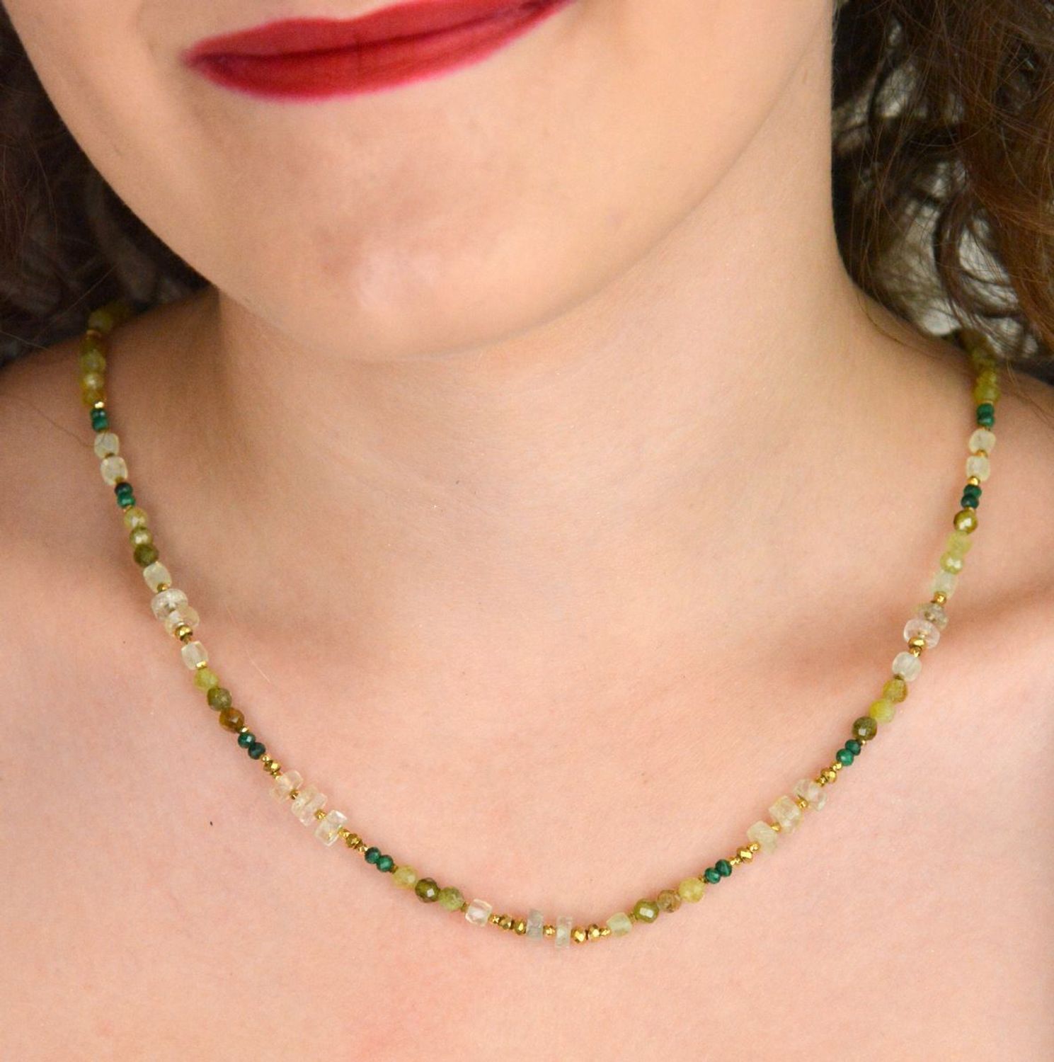 Damski naszyjnik srebrny próba 925 ozdobiony naturalnymi kamieniami prehnit, grossular i akwamaryn zielony. Długość 45+2 cm, waga 11 g, zapięcie na karabińczyk.1.jpg