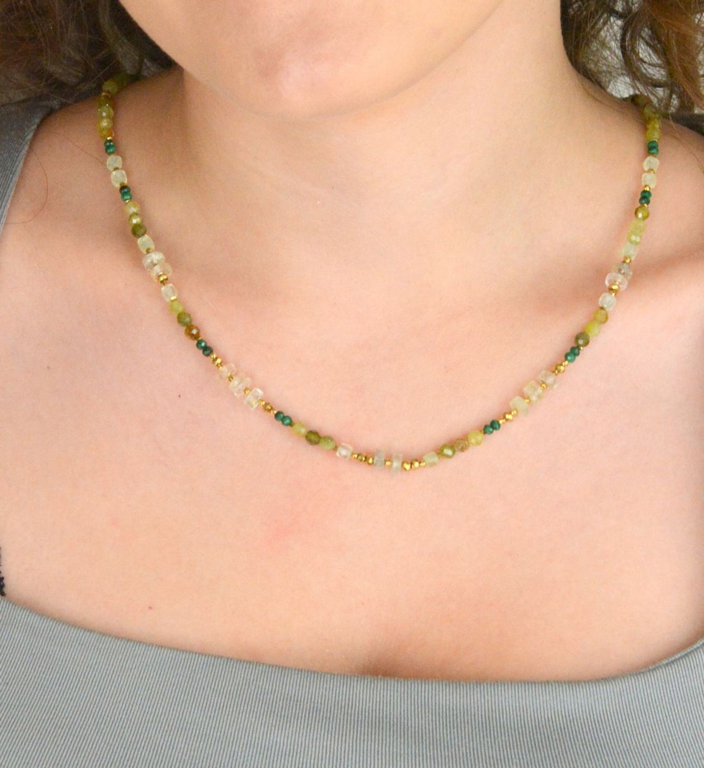 Damski naszyjnik srebrny próba 925 ozdobiony naturalnymi kamieniami prehnit, grossular i akwamaryn zielony. Długość 45+2 cm, waga 11 g, zapięcie na karabińczyk.1.jpg