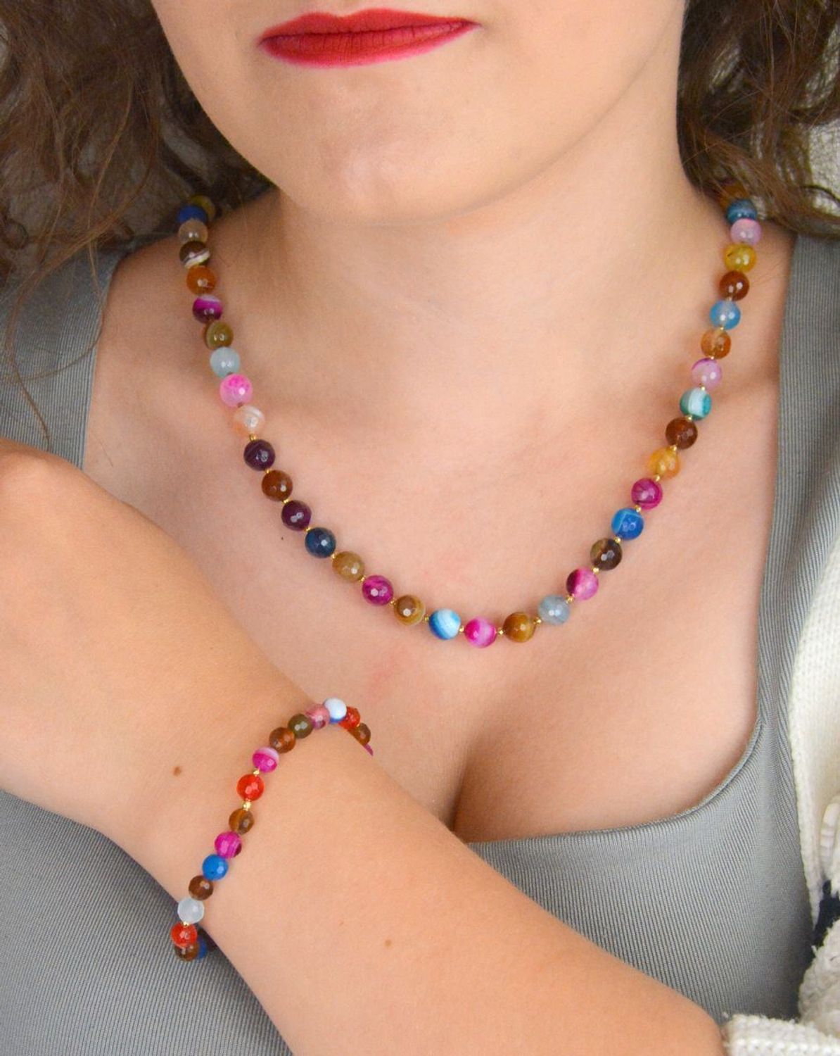 Efektowny naszyjnik srebrny próby 925 z kolorowym agatem. Naturalne kamienie 8 mm. Długość 44 + 3 cm. Zapięcie na karabińczyk.1.jpg