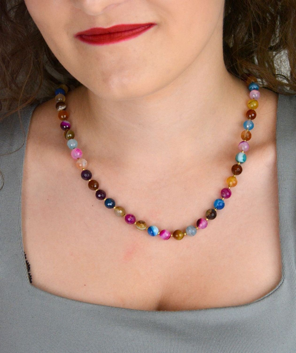 Efektowny naszyjnik srebrny próby 925 z kolorowym agatem. Naturalne kamienie 8 mm. Długość 44 + 3 cm. Zapięcie na karabińczyk.1.jpg