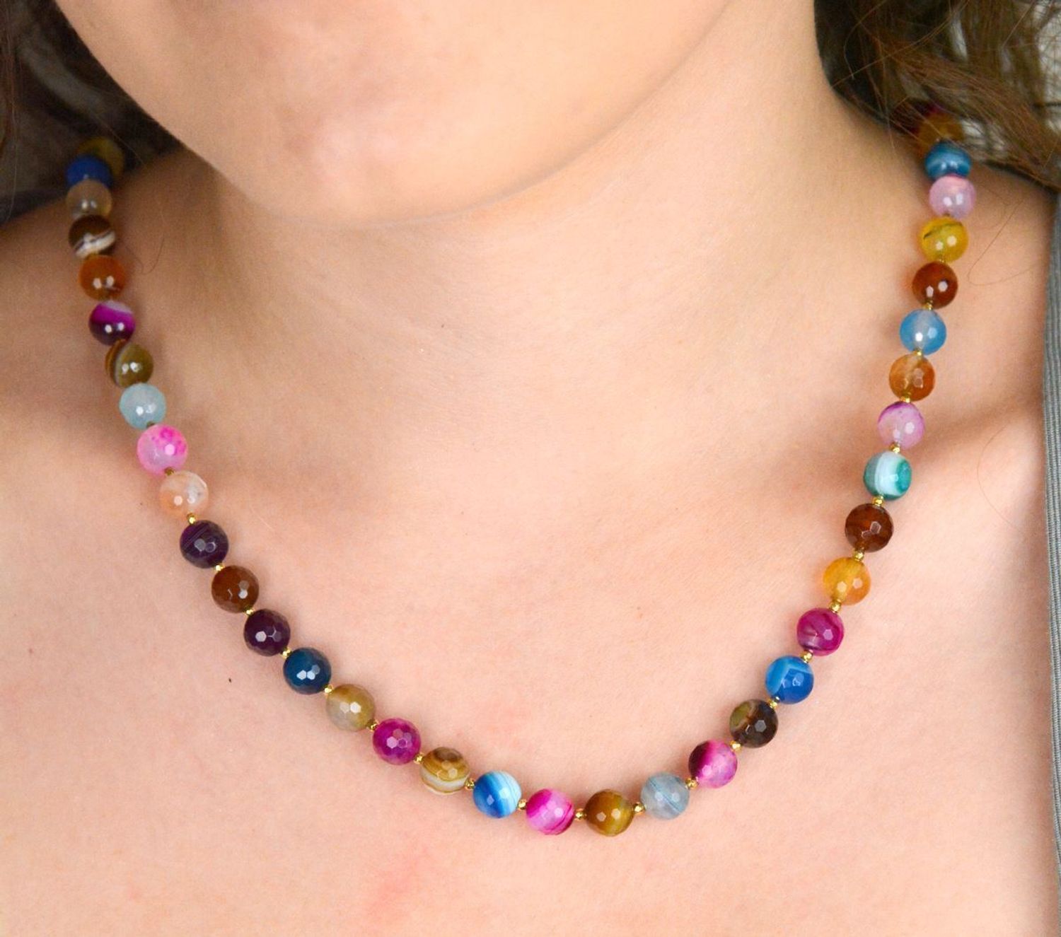 Efektowny naszyjnik srebrny próby 925 z kolorowym agatem. Naturalne kamienie 8 mm. Długość 44 + 3 cm. Zapięcie na karabińczyk.1.jpg