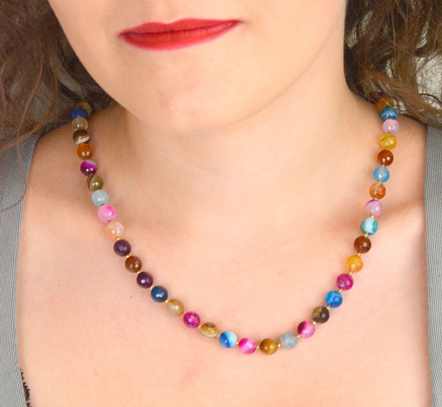 Efektowny naszyjnik srebrny próby 925 z kolorowym agatem. Naturalne kamienie 8 mm. Długość 44 + 3 cm. Zapięcie na karabińczyk.1.jpg