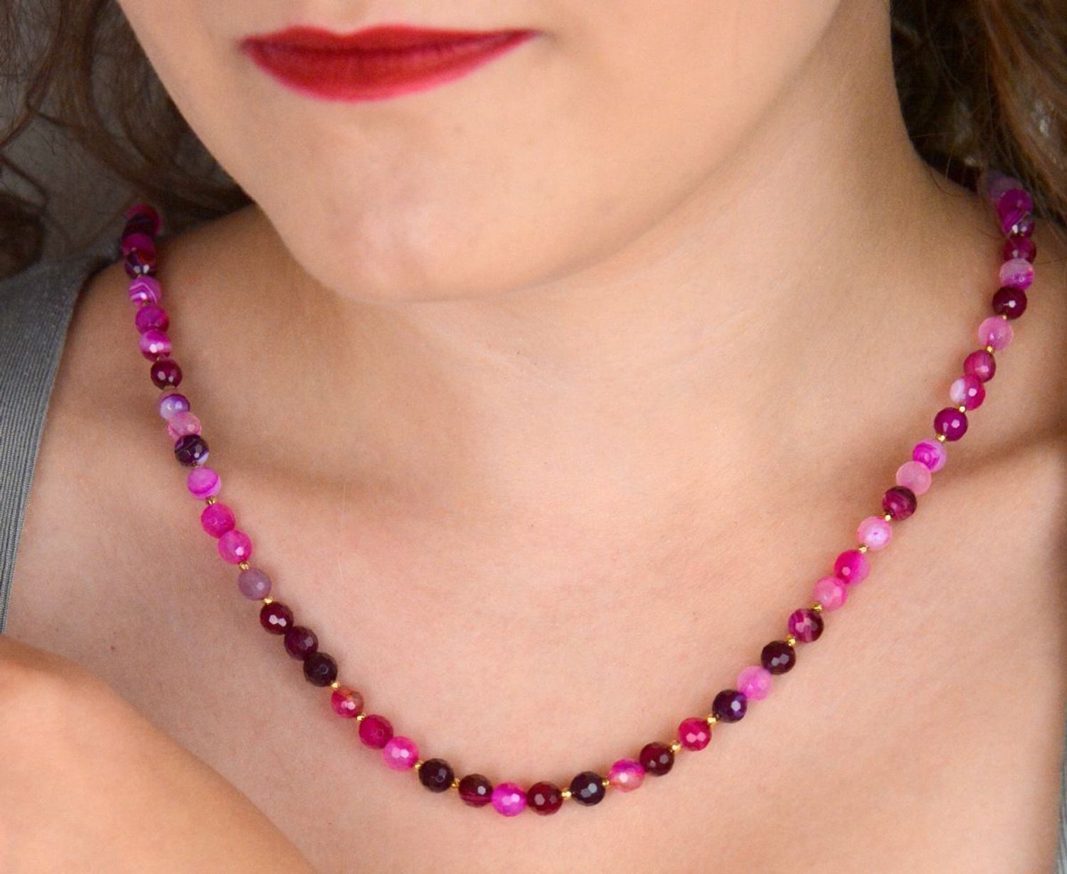 Elegancki naszyjnik damski ze srebra próby 925, pozłacany, z naturalnym różowym agatem 6 mm. Długość 45 cm + 2 cm regulacji, waga 19 g.1.jpg