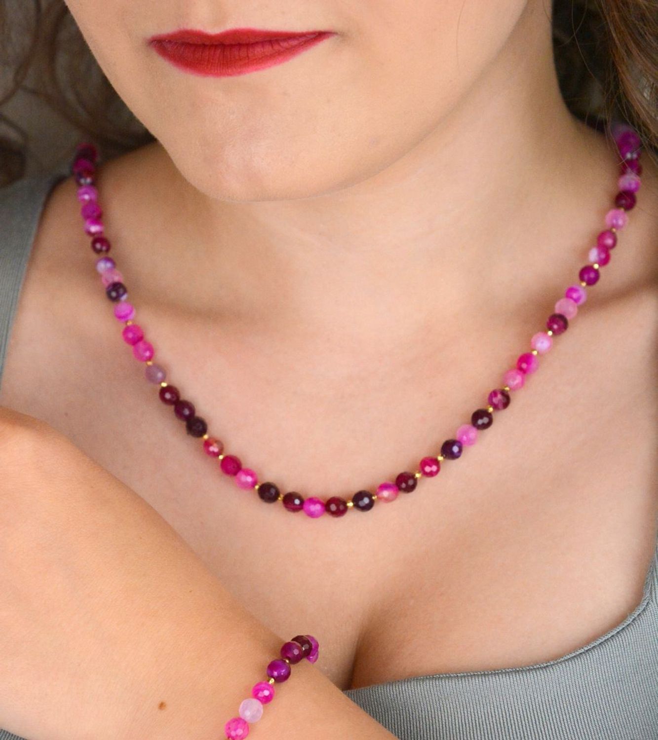 Elegancki naszyjnik damski ze srebra próby 925, pozłacany, z naturalnym różowym agatem 6 mm. Długość 45 cm + 2 cm regulacji, waga 19 g.1.jpg