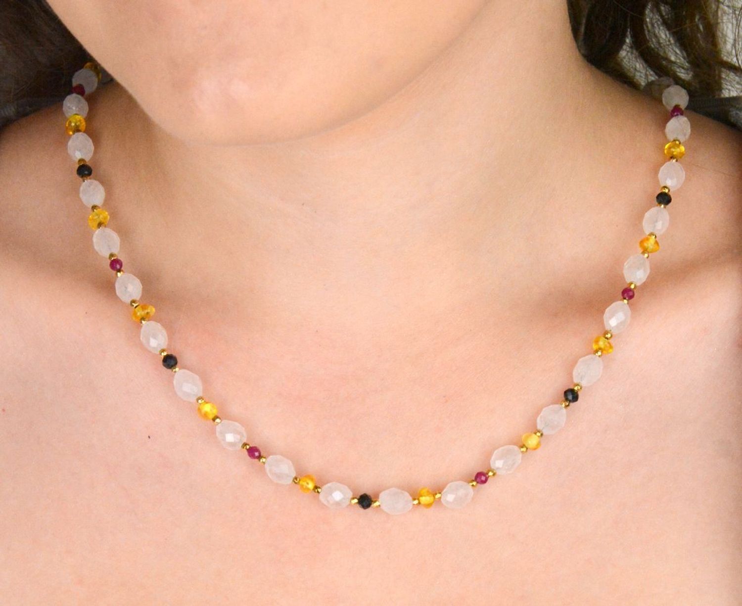 Naszyjnik srebrny próby 925 z naturalnymi kamieniami rubin, bursztyn i kwarc różowy. Długość 41+3 cm, zapięcie na karabińczyk, waga 14,50 g.1.jpg