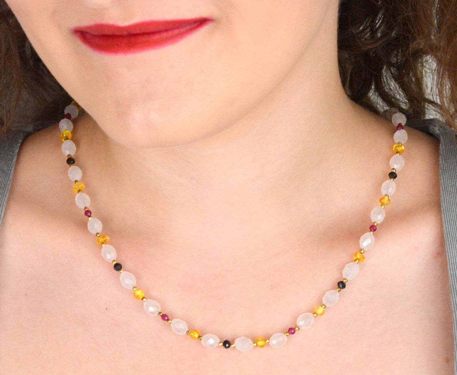 Naszyjnik srebrny próby 925 z naturalnymi kamieniami rubin, bursztyn i kwarc różowy. Długość 41+3 cm, zapięcie na karabińczyk, waga 14,50 g.1.jpg